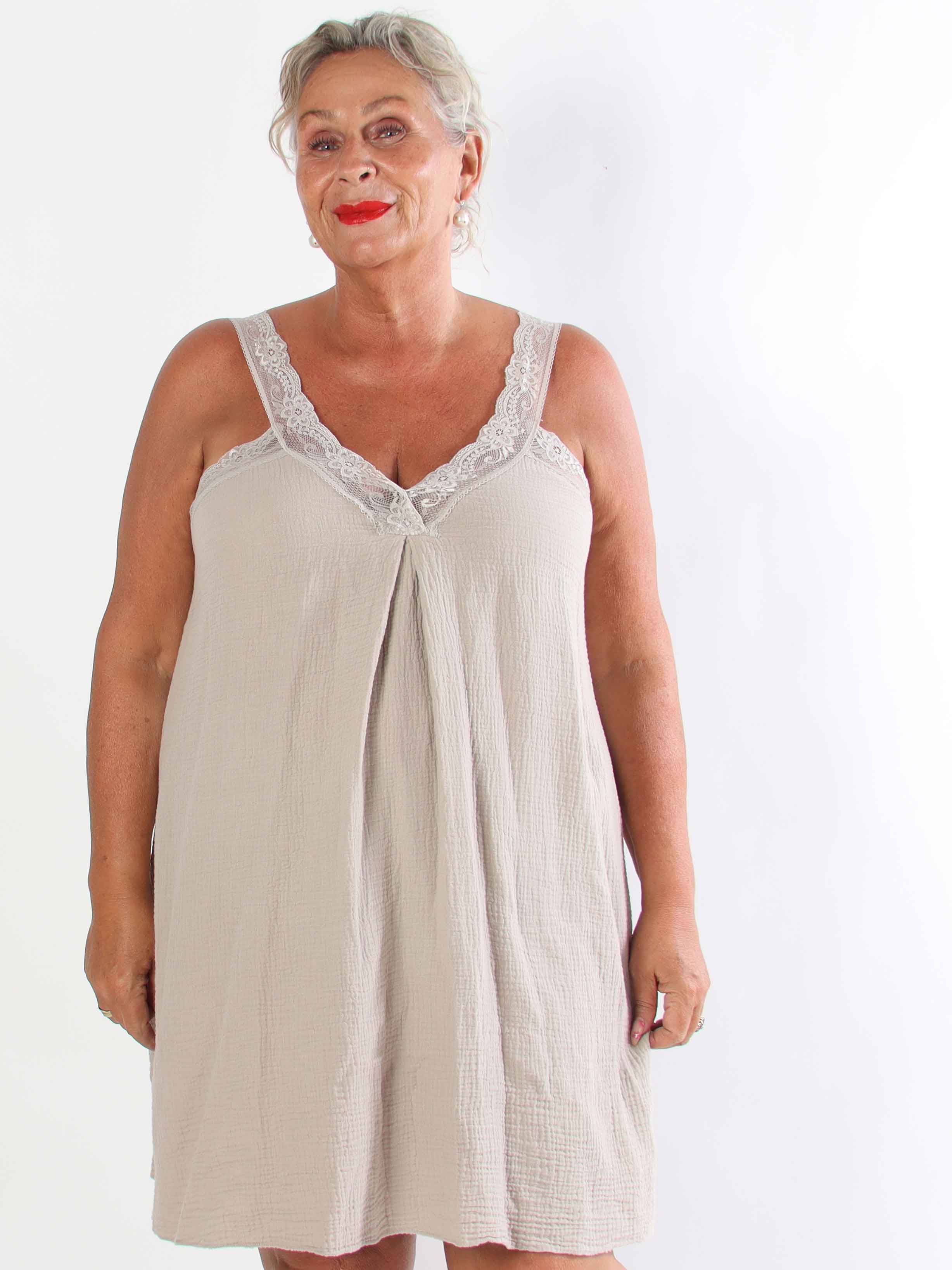 Taimi - Plus size kjole i bomulds-musselin stof med blondestropper